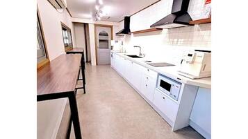 Jääkaappi, mikroaaltouuni, liesi, kahvin-/teenkeitin