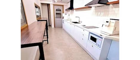 Réfrigérateur, micro-ondes, plaque de cuisson, cafetière/bouilloire