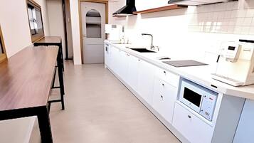Refrigerador, microondas, placa de cocina, lavavajillas