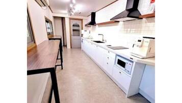 Jääkaappi, mikroaaltouuni, liesi, astianpesukone