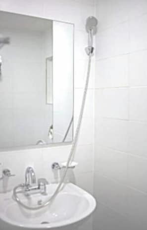 Secadora de cabello, toallas, jabón, shampoo