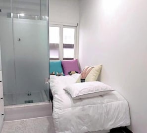 1 bedroom, desk, free WiFi, bed sheets
