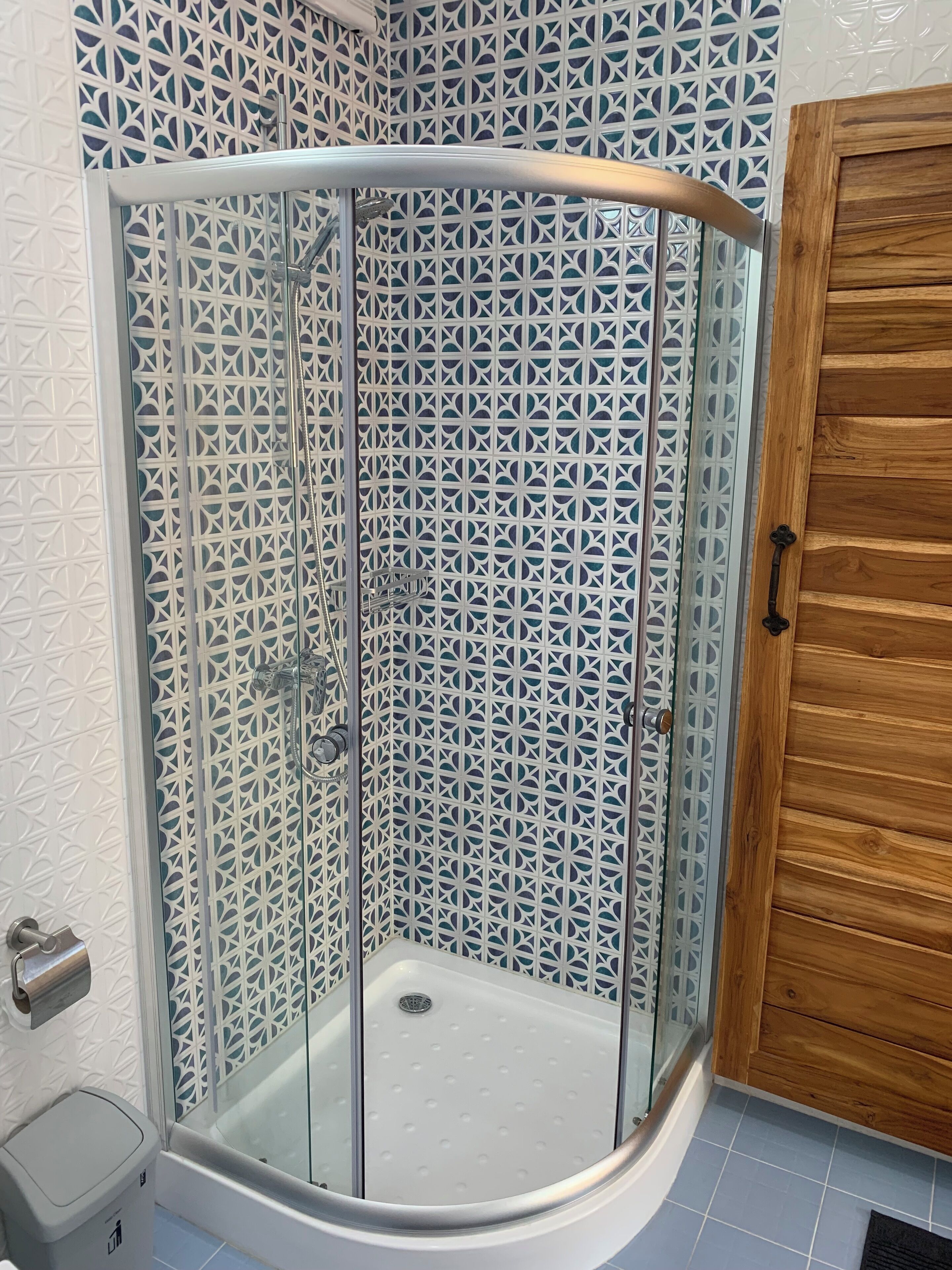 Douche, sèche-cheveux, bidet, serviettes fournies