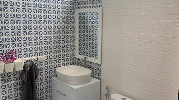 Dusche, Haartrockner, Bidet, Handtücher