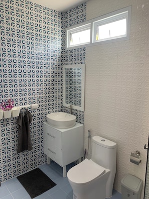 Dusche, Haartrockner, Bidet, Handtücher