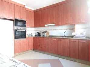 Fridge, microwave, oven, stovetop - Cervantes Apartment (Ribeira)