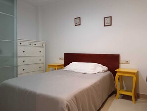 4 bedrooms, iron/ironing board, free WiFi, bed sheets - Cervantes Apartment (Ribeira)