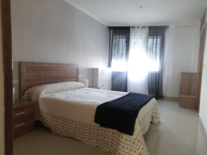 4 bedrooms, iron/ironing board, free WiFi, bed sheets - Cervantes Apartment (Ribeira)
