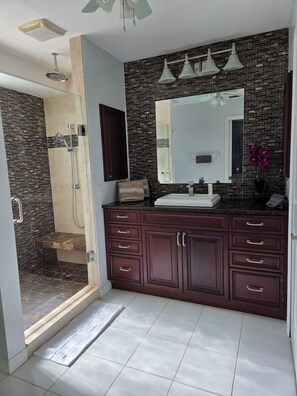 Shower, towels, toilet paper - Your relax home in Cape Coral with Gulf access (Cape Coral)