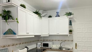 Private kitchen - Refurbished 2-Bed La Florida Apt · Emerald Isle Pool & Beach Nearby (Orihuela Costa)