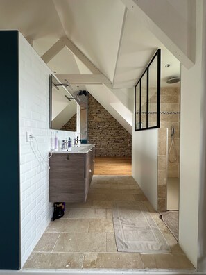 Shower, hair dryer, towels, soap - Beautiful house near the center (Quimper)
