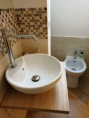 Haartrockner, Handtücher, Seife, Toilettenpapier