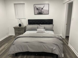 5 bedrooms, iron/ironing board, WiFi, bed sheets