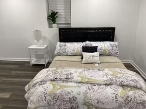 5 bedrooms, iron/ironing board, WiFi, bed sheets - Movie Theater, Parking, 6 bdm, DC suburb 2 Kitchen (Fort Washington)