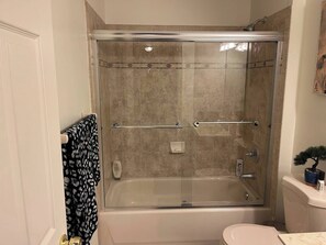 Shower, hair dryer, towels, soap - National Harbor- DC Suburbs- 3 bedrooms-Driveway (Fort Washington)