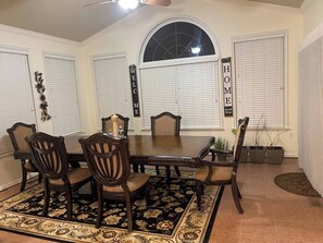 Dining - National Harbor- DC Suburbs- 3 bedrooms-Driveway (Fort Washington)