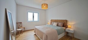 Skrivebord, strykejern/-brett, internettilgang og sengetøy