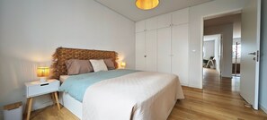 Desk, iron/ironing board, Internet, bed sheets