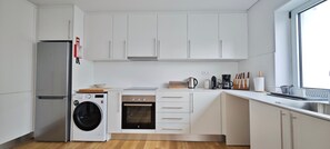 Kjøleskap, ovn, kaffetrakter/tekoker og brødrister