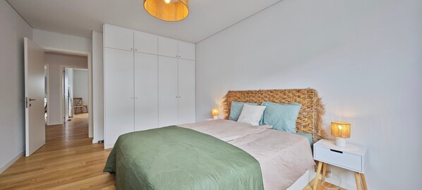 Desk, iron/ironing board, Internet, bed sheets