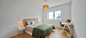 Desk, iron/ironing board, Internet, bed sheets