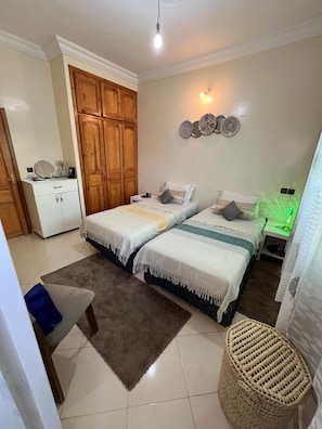 2 habitaciones, tabla de planchar con plancha, internet y ropa de cama