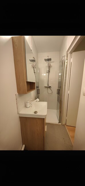 Dusche, Handtücher, Seife, Toilettenpapier