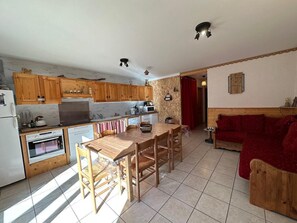 Microwave, oven, dishwasher, coffee/tea maker - 300m from shops, 1st floor, view mountain, balcony, parking, tv, ski locker, 100m², Vars (Vars)