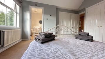 4 bedrooms, iron/ironing board, Internet, bed sheets