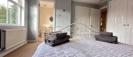 4 bedrooms, iron/ironing board, Internet, bed sheets