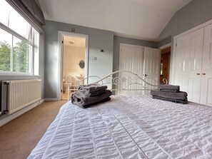 4 chambres, fer et planche à repasser, Wi-Fi gratuit, draps fournis