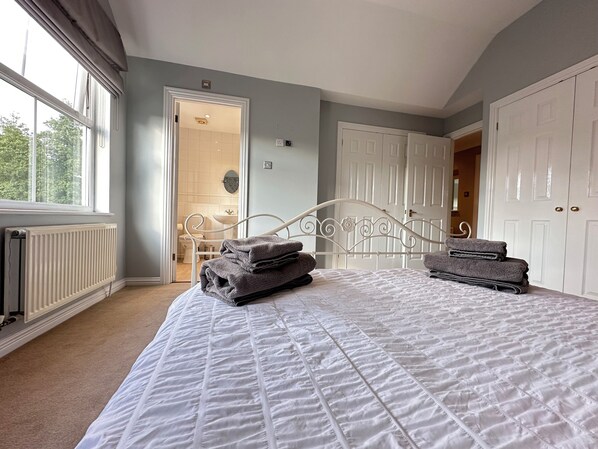 4 Schlafzimmer, Bügeleisen/Bügelbrett, kostenloses WLAN, Bettwäsche