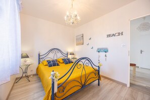 4 bedrooms, iron/ironing board, WiFi, bed sheets