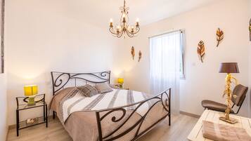 4 bedrooms, iron/ironing board, WiFi