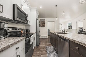 Four à micro-ondes, un four, surface de cuisson, lave-vaisselle