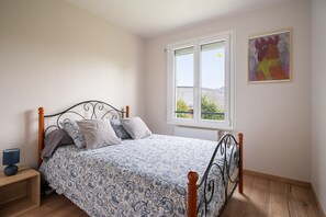 3 habitaciones, tabla de planchar con plancha, wifi y ropa de cama 