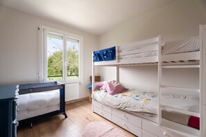 3 bedrooms, iron/ironing board, WiFi, bed sheets