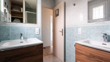 Douche, sĂšche-cheveux, serviettes fournies