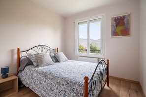 3 chambres, fer et planche à repasser, Wi-Fi, draps fournis