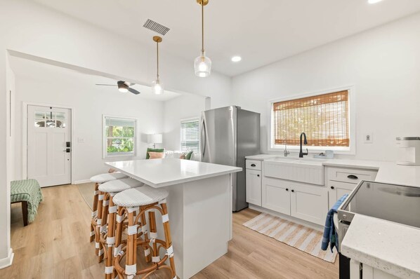 Frigorífic, microones, forn i placa de cuina 