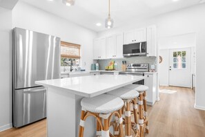 Kjøleskap, mikrobølgeovn, ovn og kokeplater