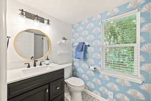 Sèche-cheveux, serviettes fournies, savon, shampoing