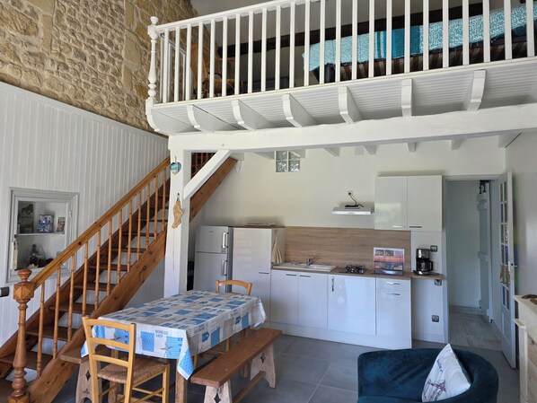 Fridge, microwave, coffee/tea maker, electric kettle