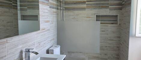 Regadera y papel de baño