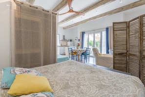 Tabla de planchar con plancha, wifi y ropa de cama 