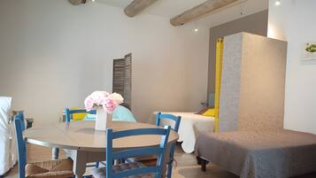 1 habitación, tabla de planchar con plancha, wifi y ropa de cama