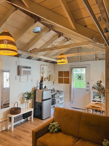 Cozy studio by beautiful Lake Morton and close to downtown Lakeland.