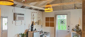 Cozy studio by beautiful Lake Morton and close to downtown Lakeland.