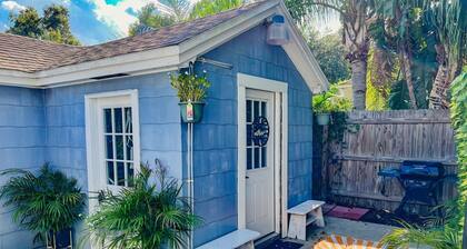 Cozy studio by beautiful Lake Morton and close to downtown Lakeland.