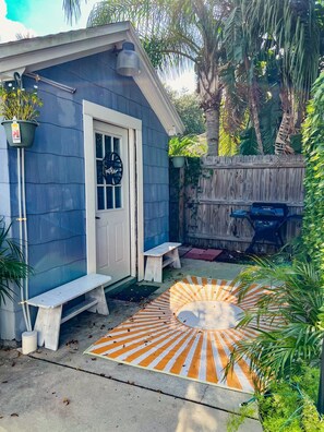 Terrace/patio - Cozy studio by beautiful Lake Morton and close to downtown Lakeland. (Lakeland)